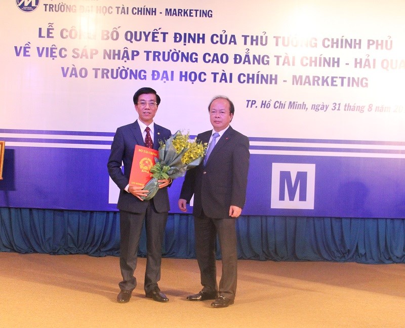 Thứ trưởng Bộ Tài chính Huỳnh Quang Hải trao quyết định Hiệu trưởng Trường Đại học Tài chính - Marketing cho TS. Hoàng Đức Long. Nguồn: FinancePlus.vn