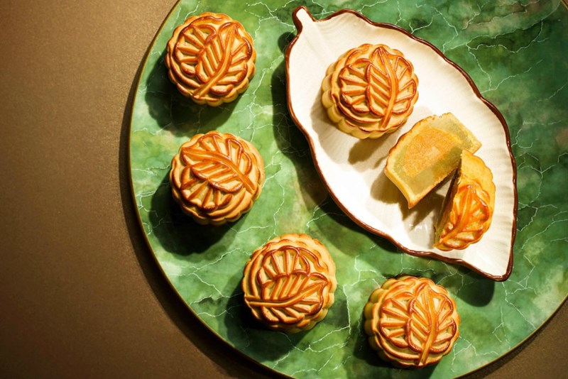 Trà xanh: Ở Golden Leaf tại Conrad, Hong Kong, bánh trung thu màu xanh lá cây luôn sẵn sàng phục vụ thực khách trong mùa trung thu năm nay.