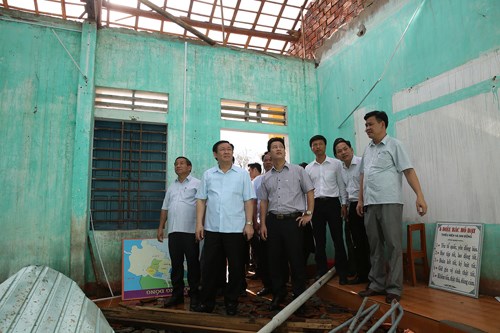 Phó Thủ tướng và đoàn công tác đến động viên thầy cô Trường Tiểu học Kỳ Thịnh 2 (xã Kỳ Thịnh, thị xã Kỳ Anh), ngôi trường bị bão số 10 gây thiệt hại nặng nề. Ảnh: VGP/Thành Chung