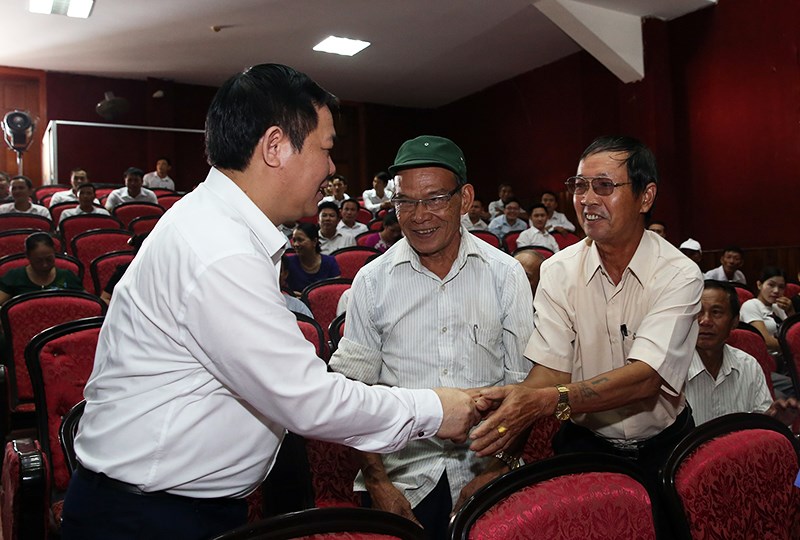 Phó Thủ tướng Vương Đình Huệ thăm hỏi các cử tri tỉnh Hà Tĩnh. Ảnh: VGP/Thành Chung