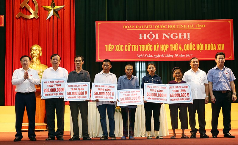 Phó Thủ tướng trao tặng các khoản hỗ trợ cho một số hộ gia đình xây dựng nhà cửa bị hư hỏng do cơn bão số 10. Ảnh: VGP/Thành Chung
