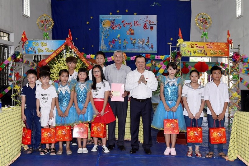 Bộ trưởng Đinh Tiến Dũng thăm và tặng quà cho các cháu thiếu nhi của Trung tâm Bảo trợ và Chính sách xã hội tỉnh Ninh Bình. Ảnh: MT