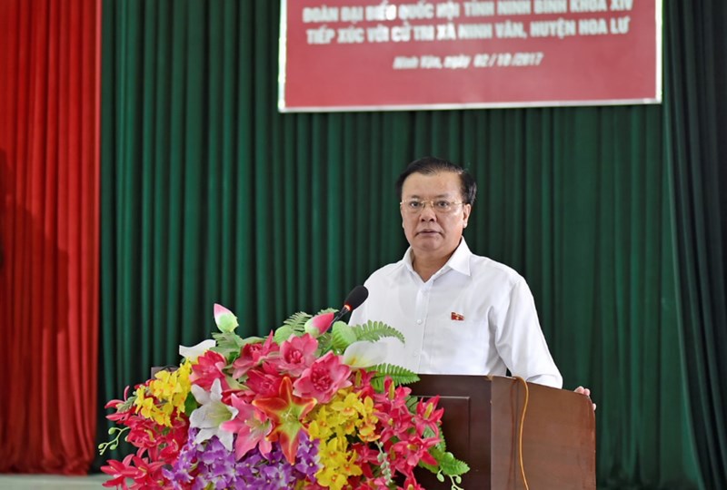 Bộ trưởng Đinh Tiến Dũng báo cáo trước cử tri xã Ninh Vân, huyện Hoa Lư, tỉnh Ninh Bình. Ảnh: MT