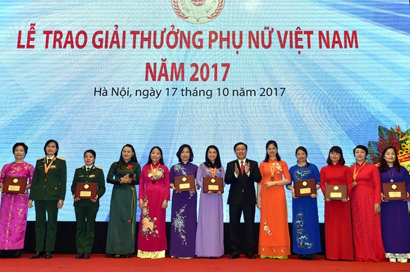 Phó Thủ tướng Vương Đình Huệ trao giải thưởng cho các tập thể đoạt Giải thưởng Phụ nữ Việt Nam năm 2017. Ảnh: VGP/Nhật Bắc