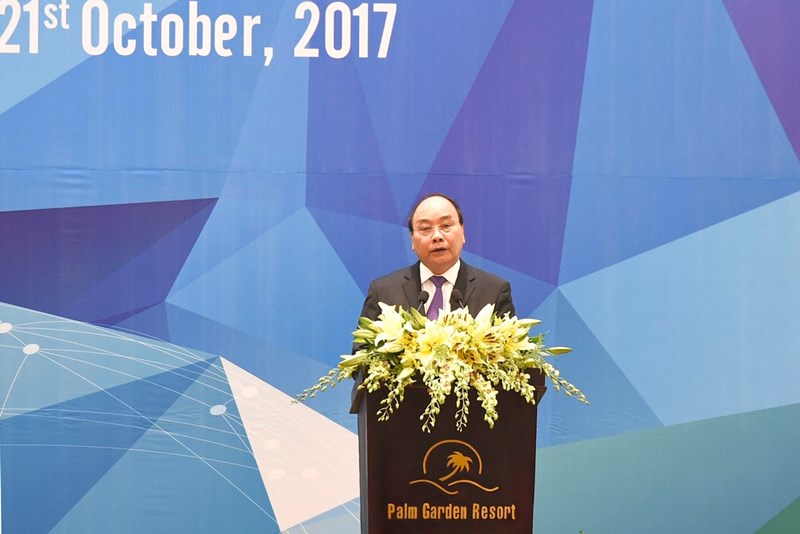 Bộ trưởng Bộ Tài chính Đinh Tiến Dũng chào mừng ông Angel Gurria, Tổng Thư ký OECD và các thành viên của đoàn OECD.