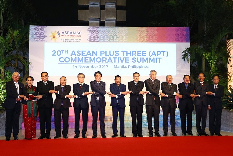 Thủ tướng Nguyễn Xuân Phúc (thứ 4 từ trái sang) cùng các nhà lãnh đạo ASEAN, Trung Quốc, Nhật Bản, Hàn Quốc. Ảnh: VGP/Quang Hiếu