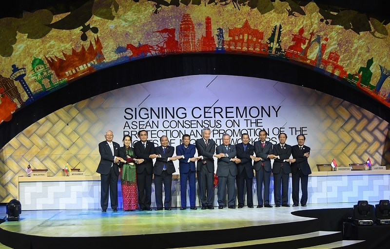 Thủ tướng Nguyễn Xuân Phúc dự lễ ký kết Đồng thuận ASEAN về bảo vệ và thúc đẩy quyền của người lao động di cư. Ảnh: VGP/Quang Hiếu