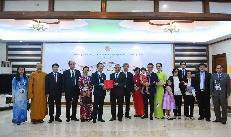 Thủ tướng thăm Đại sứ quán Việt Nam tại Manila, Philippines. Ảnh: VGP/Quang Hiếu