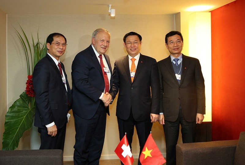 Phó Thủ tướng Vương Đình Huệ tiếp Ủy viên Hội đồng Liên bang Thụy Sĩ Johann Schneider-Ammann. Ảnh: VGP/Thành Chung