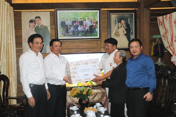 Đoàn công tác thăm và tặng quà cho hộ gia đình tái định cư ông Khoàng Văn Phanh, phường Na Lay
