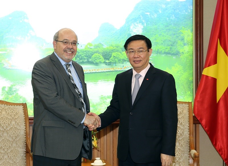 Phó Thủ tướng Vương Đình Huệ và ông Alex Mourmouras, Trưởng đoàn tham khảo Điều IV của IMF. Ảnh: VGP/Thành Chung