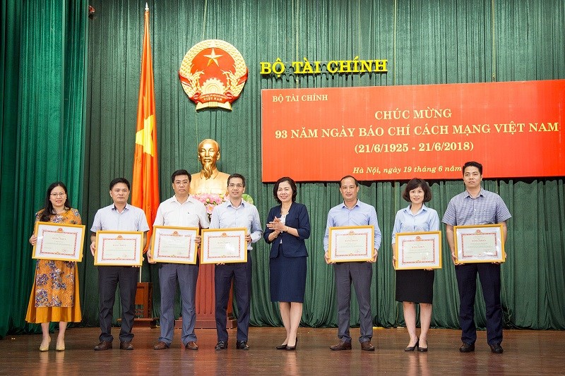 Thứ trưởng Vũ Thị Mai thay mặt Ban cán sự Đảng, Lãnh đạo Bộ trao tặng Bằng khen của Bộ trưởng Bộ Tài chính cho 07 tập thể có thành tích xuất sắc trong công tác thông tin, tuyên truyền giai đoạn 2017-2018.