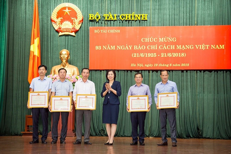 Thứ trưởng Vũ Thị Mai thay mặt Ban cán sự Đảng, Lãnh đạo Bộ trao tặng Bằng khen của Bộ trưởng Bộ Tài chính cho 05 cá nhân có thành tích xuất sắc trong công tác thông tin, tuyên truyền giai đoạn 2017-2018.