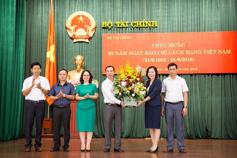 Thứ trưởng Vũ Thị Mai chúc mừng toàn thể cán bộ, phóng viên, biên tập viên, kỹ thuật viên các cơ quan báo chí, tuyên truyền, xuất bản ngành Tài chính