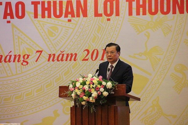 Bộ trưởng Bộ Tài chính Đinh Tiến Dũng trình bày báo cáo tại hội nghị.