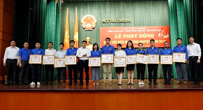 Các đại biểu trao Bằng khen của Đoàn Khối cho 14 cá nhân đã có thành tích xuất sắc trong hoạt động hiến máu tình nguyện giai đoạn 2010-2017.