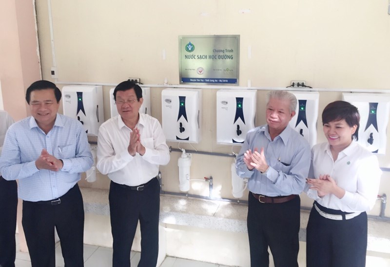 Nguyên Chủ tịch nước Trương Tấn Sang cùng đại diện Lãnh đạo địa phương, Hội Bảo trợ Bệnh nhân nghèo TP.HCM và Tập đoàn Novaland vui mừng trao tặng máy lọc nước đến 27 trường học tại huyện Tân Trụ, tỉnh Long An.