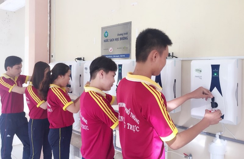 Trong năm học mới 2018 - 2019, gần 14.000 học sinh và giáo viên tại huyện Tân Trụ đã có nước uống sạch đạt chuẩn trong trường học.