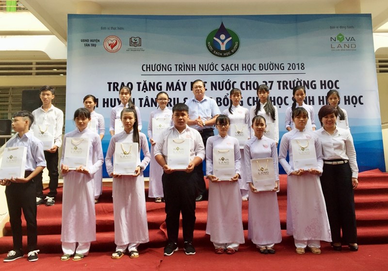 Các em học sinh vui mừng nhận học bổng trước thềm năm học mới.
