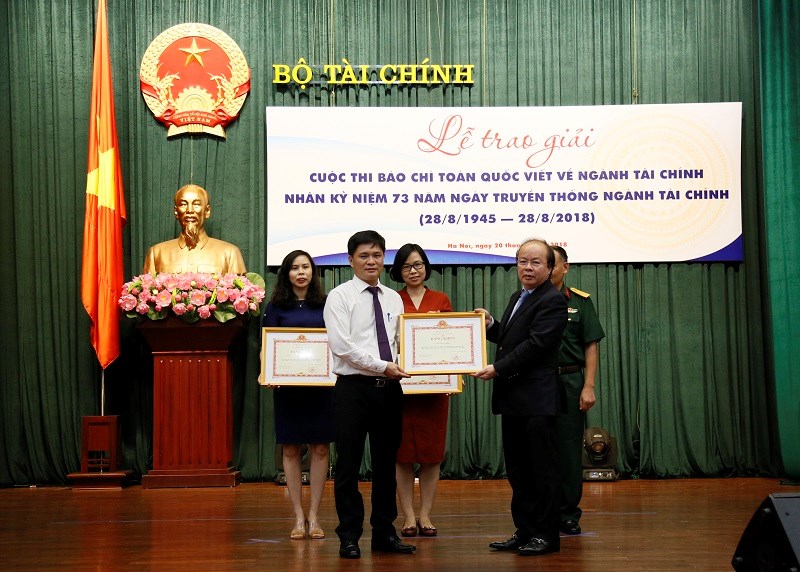 Thứ trưởng Huỳnh Quang Hải tra giải cho đại diện Tạp chí Tài chính - một trong 04 tập thể tham gia tích cực “Giải Báo chí toàn quốc viết về ngành Tài chính”