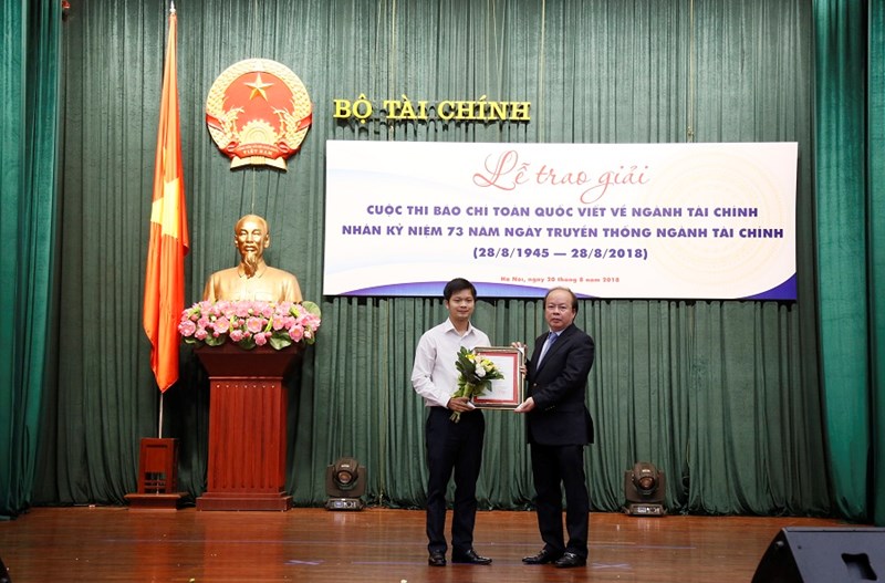 Thứ trưởng Huỳnh Quang Hải trao giải Đặc biệt cho đại diện nhóm tác giả Báo Vietnamnet.