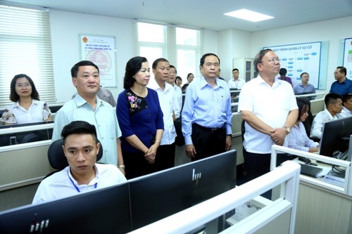 Trước khi buổi làm việc diễn ra, Đoàn giám sát và Thứ trưởng Bộ Tài chính Vũ Thị Mai đã thăm Trung tâm Điều hành công nghệ thông tin của Tổng cục Thuế. Ảnh: Kỳ Anh.