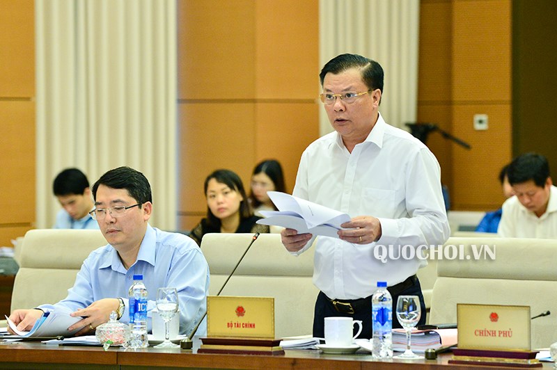Bộ trưởng Bộ Tài chính Đinh Tiến Dũng phát biểu tại phiên họp. Nguồn: QH