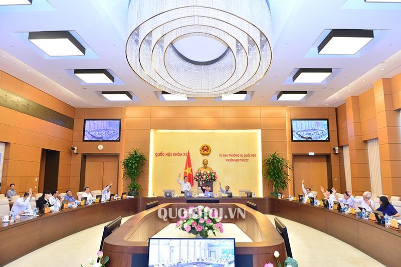 Các thành viên Ủy ban Thường vụ Quốc hội tham gia phiên họp biểu quyết thông qua dự thảo Nghị quyết về biểu thuế bảo vệ môi trường. Nguồn: QH