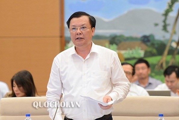 Bộ trưởng Bộ Tài chính Đinh Tiến Dũng trình bày Dự thảo Luật Quản lý thuế (sửa đổi) tại phiên họp. Nguồn: QH