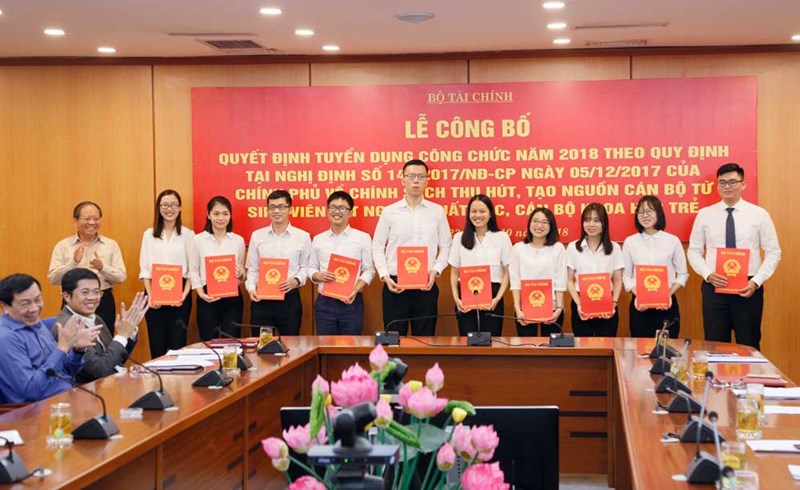 Thứ trưởng Bộ Tài chính Đỗ Hoàng Anh Tuấn (bìa trái) trao quyết định tuyển dụng công chức cho các thí sinh trúng tuyển.