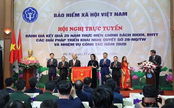 Thủ tướng Ch&iacute;nh phủ Nguyễn Xu&acirc;n Ph&uacute;c tặng Cờ thi đua của Ch&iacute;nh phủ cho BHXH Việt Nam.