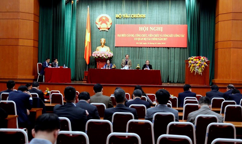 Đoàn Chủ tịch điều hành Hội nghị đại biểu cán bộ, công chức, viên chức và tổng kết công tác cơ quan Bộ Tài chính năm 2017.