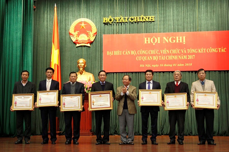 Thừa ủy quyền của Chủ tịch nước, Thứ trưởng Đỗ Hoàng Anh Tuấn đã trao Huân chương Độc lập hạng Ba; Huân chương Lao động hạng Nhì cho các cá nhân.