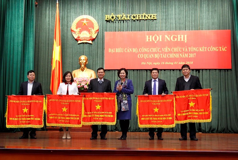 Thừa ủy quyền của Thủ tướng Chính phủ, Thứ trưởng Vũ Thị Mai trao Cờ thi đua của Chính phủ cho 5 tập thể.