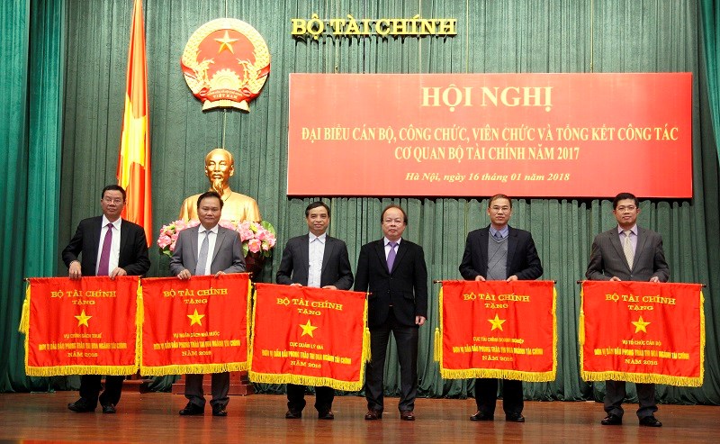 Thừa ủy quyền của Bộ trưởng Bộ Tài chính, Thứ trưởng Huỳnh Quang Hải đã trạo Cờ thi đua của Bộ Tài chính cho 5 tập thể.