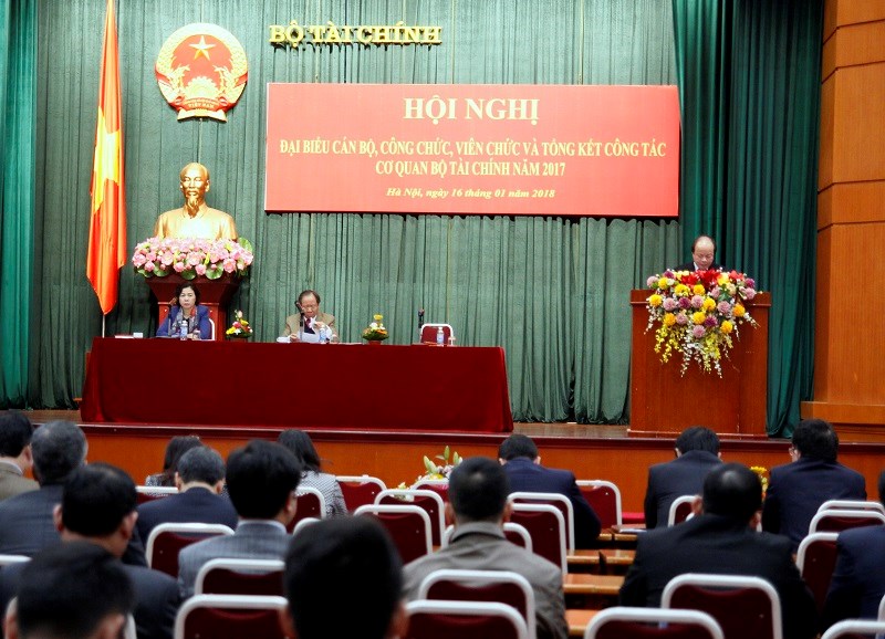 Thứ trưởng Huỳnh Quang Hải trình bày báo cáo tổng kết thực hiện công tác năm 2017.