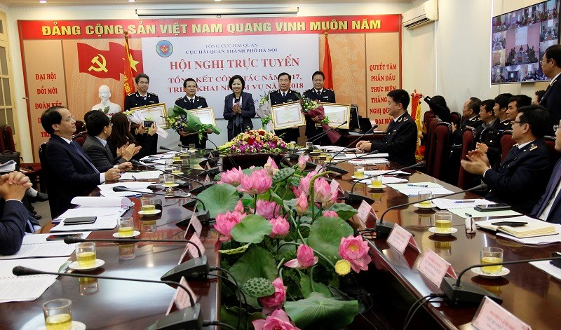 Thứ trưởng Vũ Thị Mai trao Bằng khen Chính phủ cho tập thể và các cá nhân cán bộ Cục Hải quan TP. Hà Nội về thành tích phát hiện, bắt giữ vụ nhập khẩu trái phép 2,2 tấn lá Khat từ Châu Phi về Việt Nam.