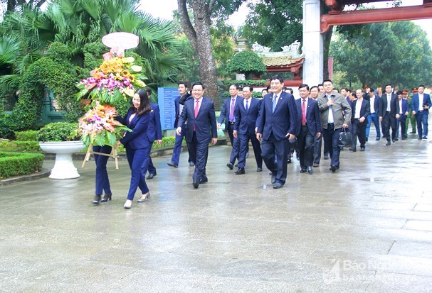 Phó Thủ tướng Vương Đình Huệ cùng Đoàn lãnh đạo dâng hoa tại Khu Di tích Kim Liên. Nguồn: Baonghean.vn