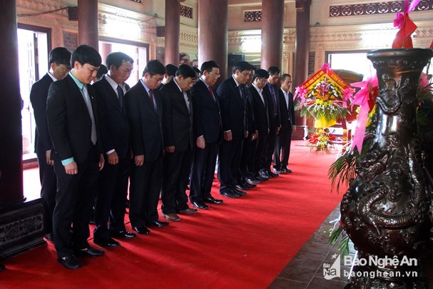Đoàn công tác mặc niệm tưởng nhớ các anh hùng liệt sỹ hy sinh tại Truông Bồn. Nguồn: Baonghean.vn