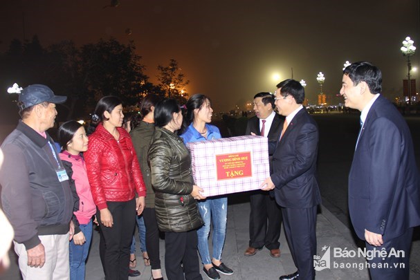 Phó Thủ tướng Vương Đình Huệ tặng quà cho các công nhân lao động đang dọn vệ sinh tại Quảng trường Hồ Chí Minh. Nguồn: Baonghean.vn