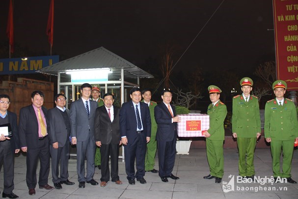hó Thủ tướng Chính phủ Vương Đình Huệ tặng quà Tết cho Đội bảo vệ mục tiêu tại Quảng trường Hồ Chí Minh. Nguồn: Baonghean.vn