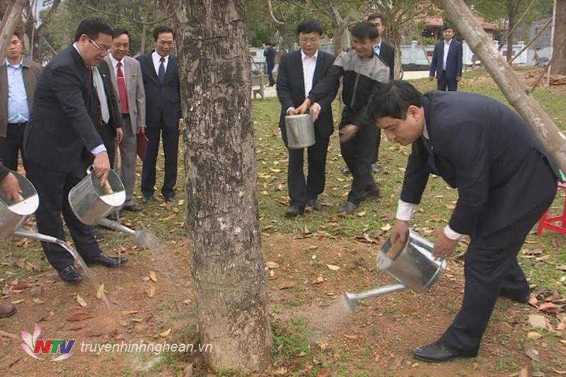 Phó Thủ tướng Chính phủ Vương Đình Huệ cùng lãnh đạo tỉnh Nghệ An trồng cây lưu niệm nhân dịp đầu Xuân Mậu Tuất trong khuôn viên Khu Di tích lịch sử Truông Bồn. Nguồn: Baonghean.vn