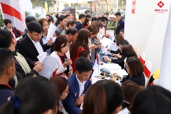 Bàn làm thủ tục luôn chật kín khách hàng.