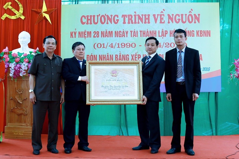 Phó Chủ tịch UBND tỉnh Tuyên Quang Nguyễn Thế Giang trao Bằng xếp hạng Di tích lịch sử Quốc gia “Nha Ngân khố- Tín dụng” cho KBNN tỉnh Tuyên Quang và chính quyền nhân dân xã Tứ Quận, huyện Yên Sơn.