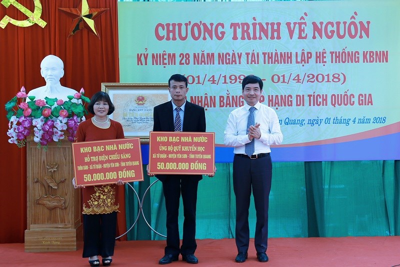 Thay mặt công chức, viên chức KBNN, Quyền Tổng giám đốc KBNN Tạ Anh Tuấn trao tặng quà hỗ trợ cho nhân dân địa phương.