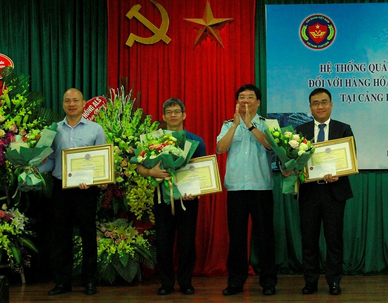 Cục trưởng Cục Hải quan TP. Hà Nội Nguyễn Văn Trường trao tặng Giấy khen cho 3 DN tích cực tham gia triển khai thí điểm Hệ thống quản lý, giám sát hải quan tự động.