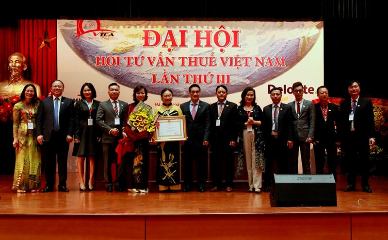 Thứ trưởng Bộ Tài chính Trần Xuân Hà, Tổng cục trưởng Tổng cục Thuế Bùi Văn Nam trao tặng Huân chương Lao động hạng Ba cho VTCA.