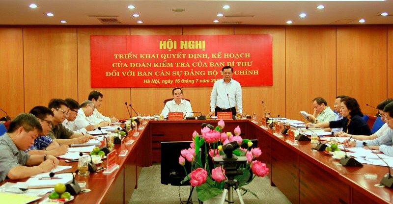Đ/c Đinh Tiến Dũng, Bí thư Ban Cán sự Đảng, Bộ trưởng Bộ Tài chính phát biểu tại Hội nghị.