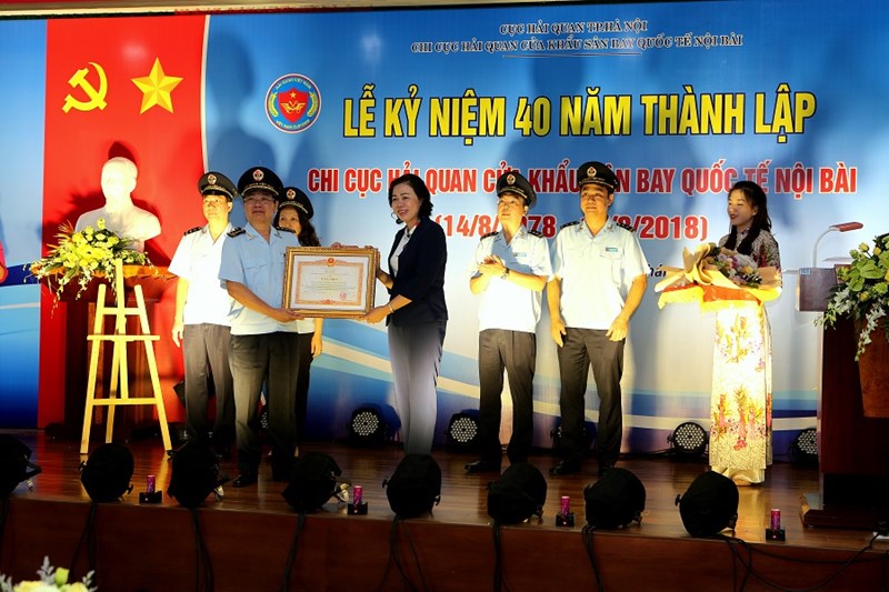 Thừa ủy quyền của Chính phủ, Thứ trưởng Vũ Thị Mai trao bằng khen Chính phủ cho đại diện Chi cục Hải quan cửa khẩu sân bay quốc tế Nội Bài.