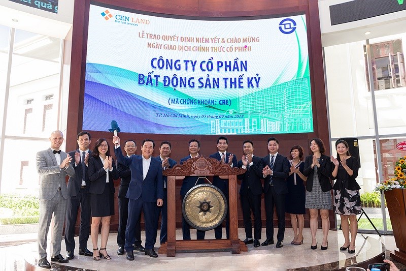Ông Nguyễn Trung Vũ - Chủ tịch HĐQT CENLAND đánh cồng tại phiên chào sàn cổ phiếu CRE.